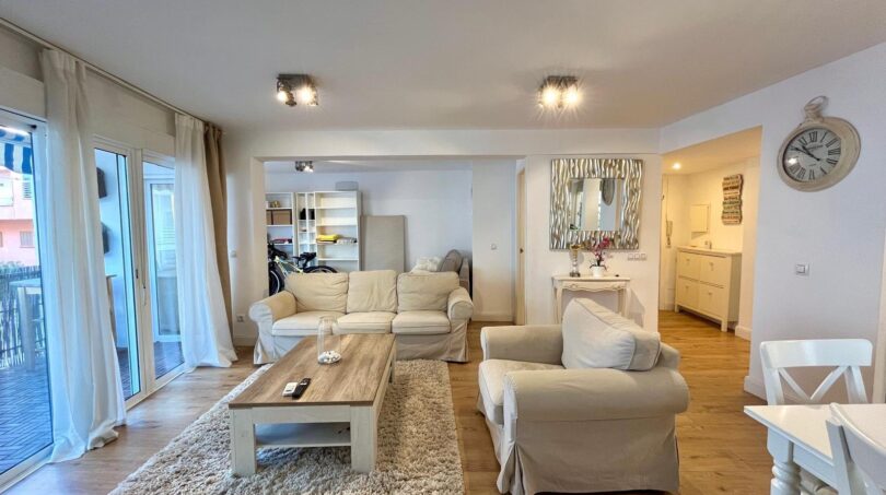 Helles Wohnzimmer mit cremefarbenen Sofas, Holzboden und Balkonzugang in Strandnähe, El Arenal