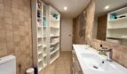 Modernes Badezimmer mit Doppelwaschbecken, großem Regal und Handtuchheizkörper in Strandnähe, Palma