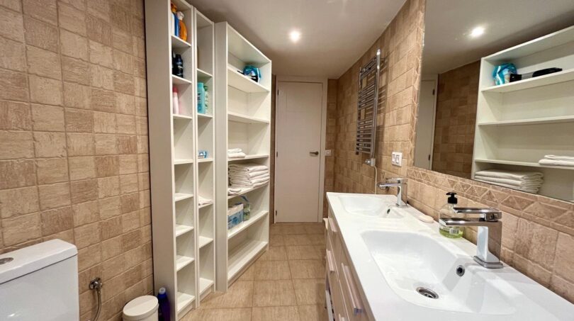 Modernes Badezimmer mit Doppelwaschbecken, großem Regal und Handtuchheizkörper in Strandnähe, Palma