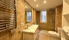 Modernes Badezimmer mit Doppelwaschbecken, Glasdusche und Heizkörper in Wohnung nahe Strand, El Arenal