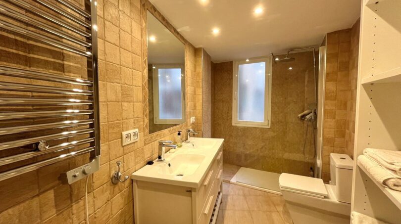 Modernes Badezimmer mit Doppelwaschbecken, Glasdusche und Heizkörper in Wohnung nahe Strand, El Arenal