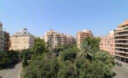 Ático luminoso con elegancia moderna y amplias vistas sobre la ciudad