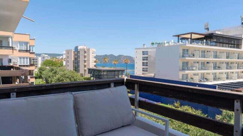 Balkon mit Blick zum Meer