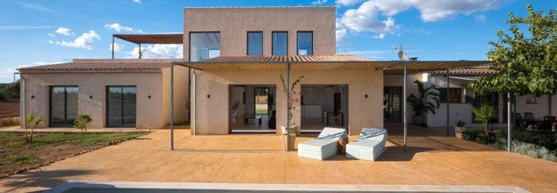 Vista de la casa con piscina