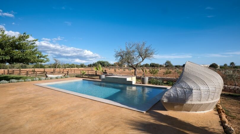 Terrasse mit Blick auf den Pool