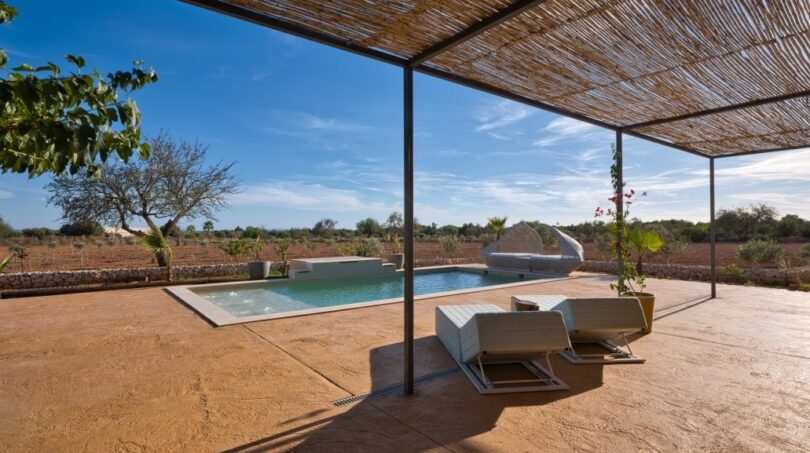 Terrasse mit Blick auf den Pool