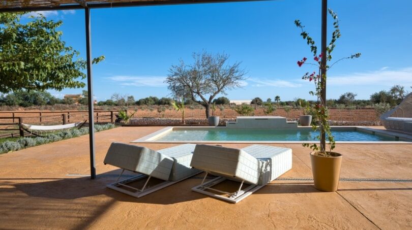 Terrasse mit Blick auf den Pool