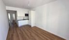 Wohnzimmer mit offner Küche 