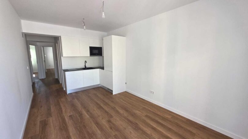 Wohnzimmer mit offner Küche 
