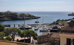 Wohngebäude mit 3 sanierten Wohnungen in Strand- und Hafennähe von Porto Cristo