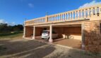 Carport mit Säulen und Balustrade einer Finca mit Vermietungslizenz in Palma de Mallorca
