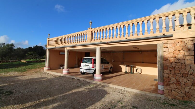 Carport mit Säulen und Balustrade einer Finca mit Vermietungslizenz in Palma de Mallorca