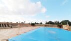 Überdachter Pool auf Terrasse mit Balustrade, Blick auf Garten der Finca in Palma de Mallorca