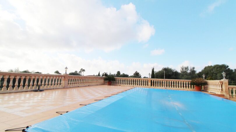 Überdachter Pool auf Terrasse mit Balustrade, Blick auf Garten der Finca in Palma de Mallorca
