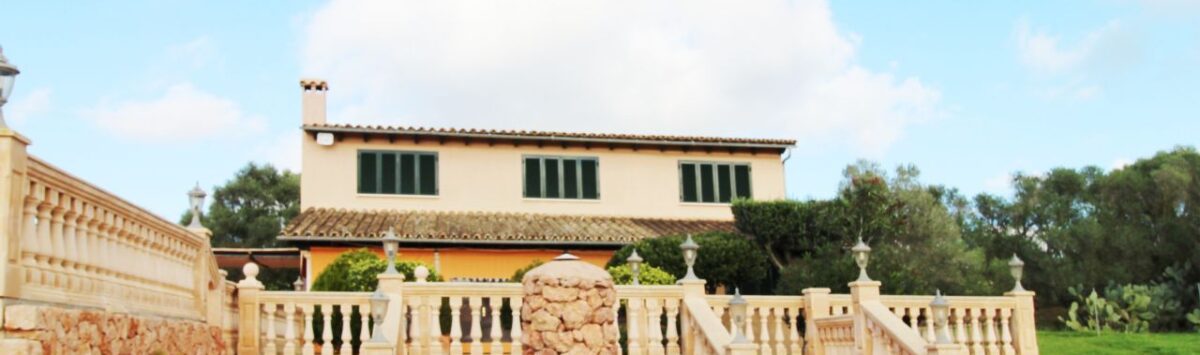 Finca Palma de Mallorca: Außenansicht mit Brunnen, Balustrade, Terrasse und mediterranem Haupthaus mit grünen Fensterläden.
