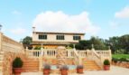 Finca Palma de Mallorca: Außenansicht mit Brunnen, Balustrade, Terrasse und mediterranem Haupthaus mit grünen Fensterläden.