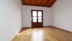 Helles Zimmer mit Holzdielen, Holzbalkendecke und Balkontür in Neubau-Finca, Palma - Son Liebre