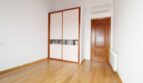 Helles Schlafzimmer der Neubau-Finca mit Einbauschrank, Holzboden, Klimaanlage und Heizkörper.