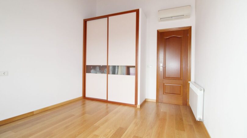 Helles Schlafzimmer der Neubau-Finca mit Einbauschrank, Holzboden, Klimaanlage und Heizkörper.