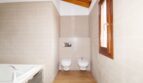 Modernes Bad der Neubau-Finca mit WC, Bidet, Badewanne, Holzdecke und natürlichem Licht.