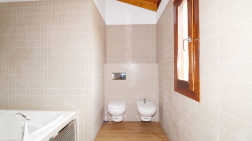 Modernes Bad der Neubau-Finca mit WC, Bidet, Badewanne, Holzdecke und natürlichem Licht.