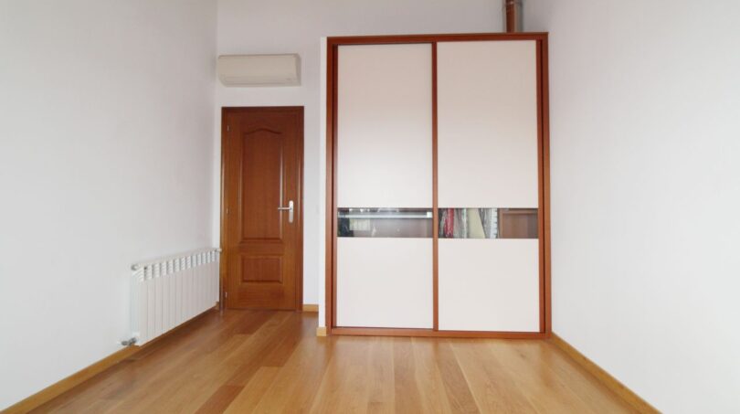 Helles Schlafzimmer der Neubau-Finca mit Holzboden, Einbauschrank und Klimaanlage in Palma Son Llebre