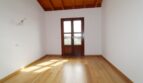 Helles Zimmer mit Holzboden, Holzbalkendecke und Balkontür in Neubau-Finca, Palma - Son Liebre