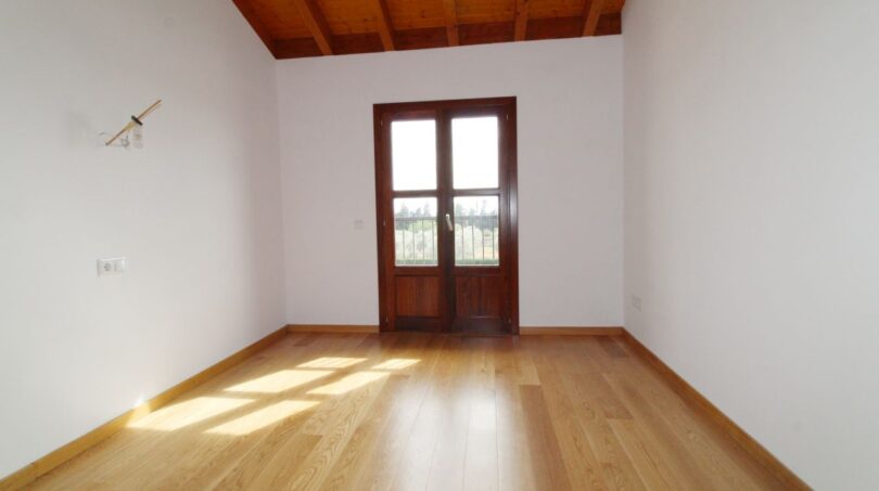 Helles Zimmer mit Holzboden, Holzbalkendecke und Balkontür in Neubau-Finca, Palma - Son Liebre