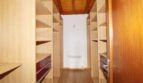 Begehbarer Kleiderschrank mit Holzregalen und Schubladen, Holzbalkendecke, Finca Palma