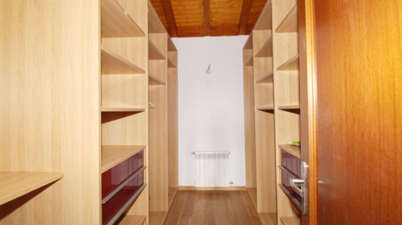 Begehbarer Kleiderschrank mit Holzregalen und Schubladen, Holzbalkendecke, Finca Palma