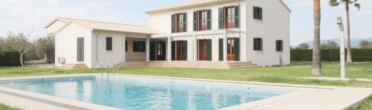 Neubau-Finca in Son Liebre mit großem Pool, grünem Garten und Palmen in ruhiger Lage bei Palma.
