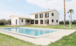 Neubau-Finca in Son Liebre mit großem Pool, grünem Garten und Palmen in ruhiger Lage bei Palma.