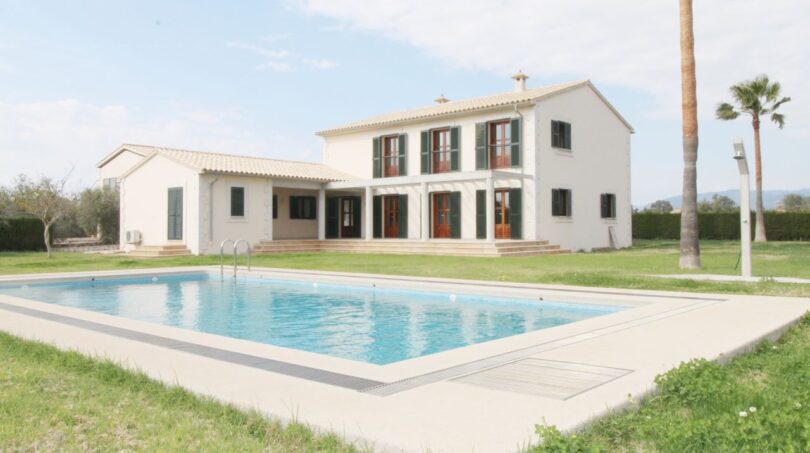 Neubau-Finca in Son Liebre mit großem Pool, grünem Garten und Palmen in ruhiger Lage bei Palma.