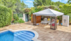 Luxusvilla Llucmajor: Poolbereich mit Pavillon, Liegestühlen und üppigem Garten in 1. Meereslinie