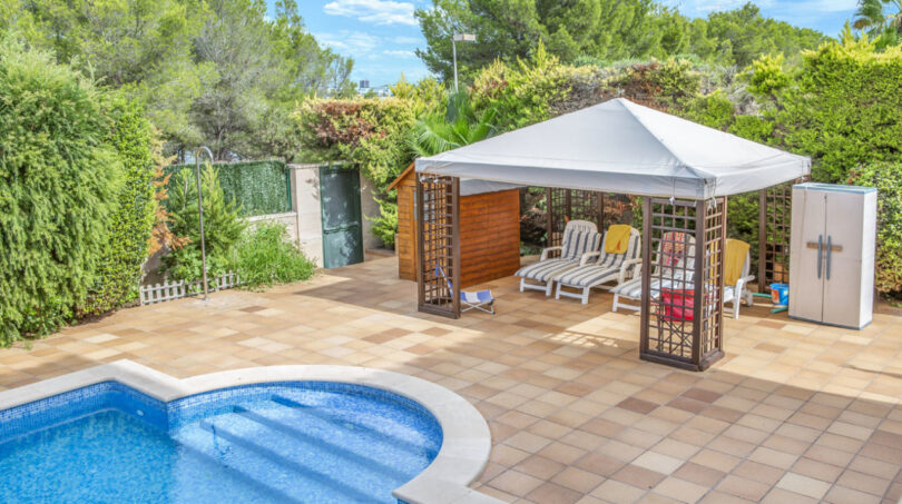 Luxusvilla Llucmajor: Poolbereich mit Pavillon, Liegestühlen und üppigem Garten in 1. Meereslinie