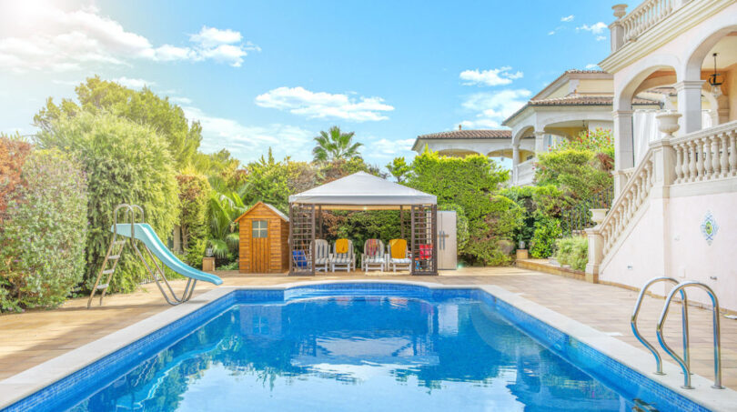 Luxusvilla Llucmajor: Großer Pool mit Wasserrutsche, Pavillon und mediterranem Garten