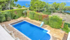Luxusvilla Llucmajor: Privater Pool mit Meerblick, gepflegter Gartenanlage und blauem Mittelmeer im Hintergrund.