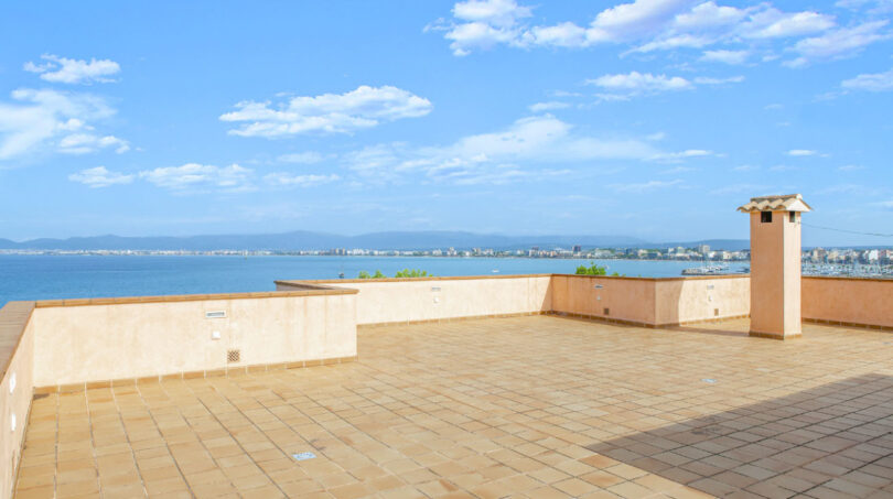 Großzügige Dachterrasse mit Meerblick und Bergpanorama der Luxusvilla in 1. Meereslinie in Llucmajor
