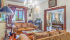 Elegantes Wohnzimmer der Luxusvilla in Llucmajor mit Kristallleuchter, Damast-Sofas und Meerblick