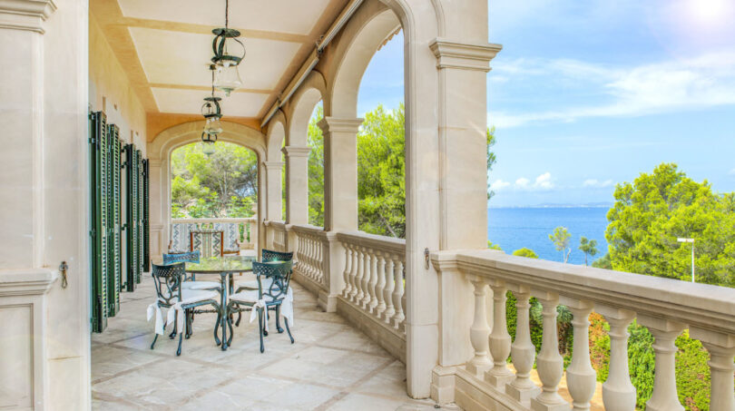 Elegante Loggia mit Meerblick, Säulenbögen und Gartenmöbeln – Luxusvilla in 1. Meereslinie, Llucmajor