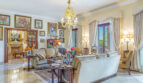 Elegantes Wohnzimmer der Luxusvilla in Llucmajor mit Kronleuchter, Marmorboden und klassischer Einrichtung.