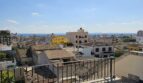 Dachterrasse mit Metallgeländer und Panoramablick über die Dächer von Inca bis zum Meer