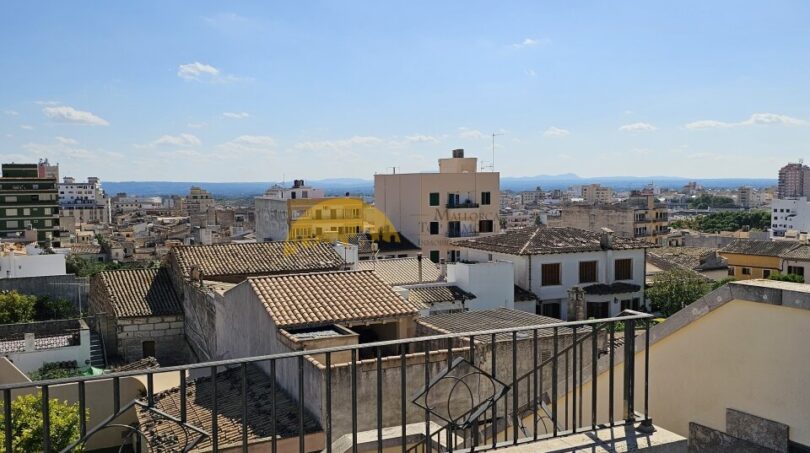 Dachterrasse mit Metallgeländer und Panoramablick über die Dächer von Inca bis zum Meer
