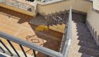 Treppenaufgang mit Metallgeländer, Dachterrasse und Blick auf Innenhof und Straße in Stadthaus Inca