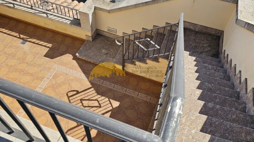 Treppenaufgang mit Metallgeländer, Dachterrasse und Blick auf Innenhof und Straße in Stadthaus Inca