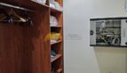 Begehbarer Kleiderschrank aus Holz mit Einbauregalen und Netzwerktechnik-Schrank im Stadthaus Inca