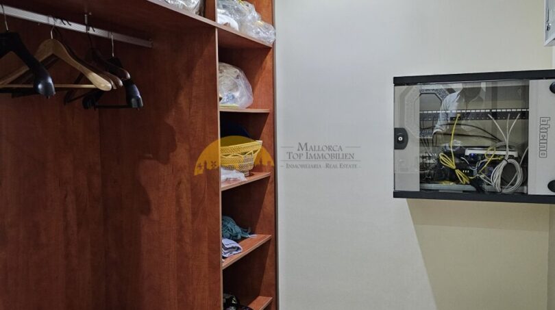 Begehbarer Kleiderschrank aus Holz mit Einbauregalen und Netzwerktechnik-Schrank im Stadthaus Inca