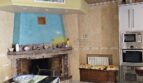 Küche mit offenem Kamin, Einbaugeräten und Essbereich im Stadthaus Inca