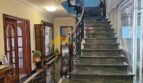 Elegantes Eingangsfoyer mit grüner Marmortreppe, schmiedeeisernem Geländer und schwarzem Marmorboden im Stadthaus Inca