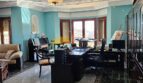Elegantes Büro mit Kassettendecke, Kronleuchter, türkisen Wänden und Marmorboden im Stadthaus Inca